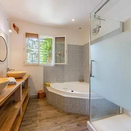 Apartment La Quietude, Maison Paisible Avec Piscine *